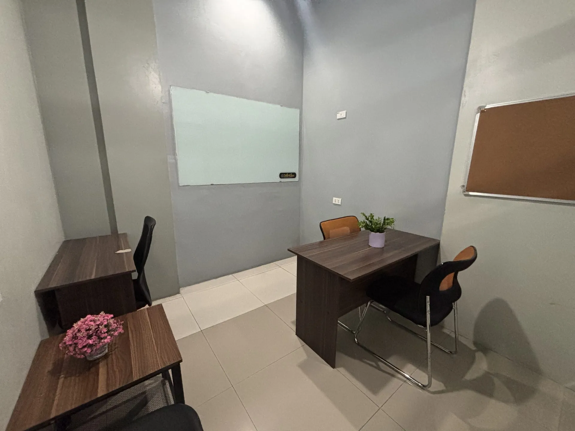 4-person corporate office workspace